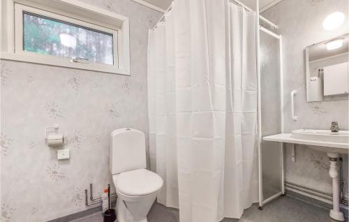 Vonios kambarys apgyvendinimo įstaigoje 3 Bedroom Gorgeous Home In Tanumshede