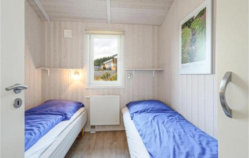 ザンクト・アンドレーアスベルクにあるSt, Andreasberg, Haus 53の窓付きの小さな部屋のベッド2台