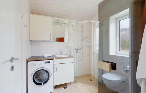 ザンクト・アンドレーアスベルクにあるSt, Andreasberg, Haus 53のバスルーム(洗濯機、トイレ付)