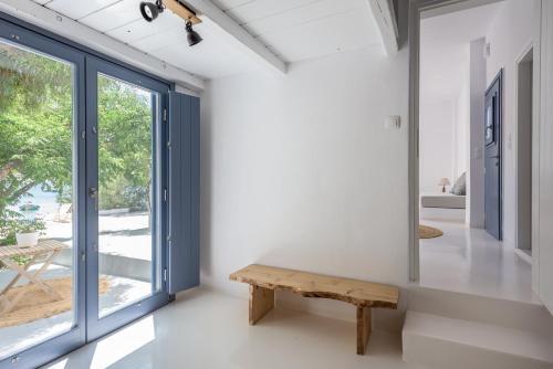 una stanza con panchina e ampia finestra di Ahinos a Pollonia