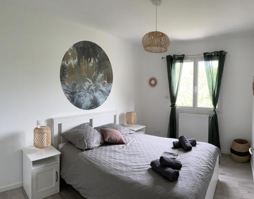 a bedroom with a bed with two towels on it at Les Villas de Castel - villa "Les Muriers" in Castelmaurou