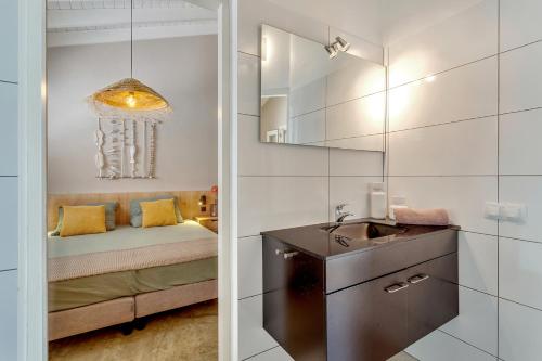 La salle de bains est pourvue d'un lavabo et d'un miroir. dans l'établissement Kas Simba in Belnem, à Kralendijk