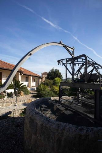 a metal arch in the middle of a yard at O Pombal in Alcanena