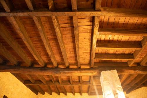 an overhead view of a wooden ceiling in a room at O Pombal in Alcanena