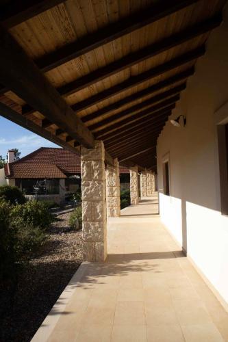 a wooden pergola over a walkway on a building at O Pombal in Alcanena