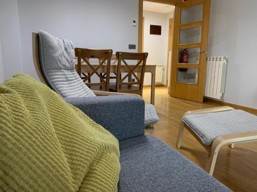 a living room with two chairs and a couch at El Cierrón - apartamento con terrazas! in Villaviciosa