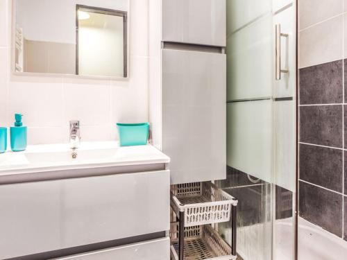 La salle de bains blanche est pourvue d'un lavabo et d'une douche. dans l'établissement ☆ L'appart d'oie ☆ 2 pièces ☆ 50m du métro ☆ fibre, à Toulouse