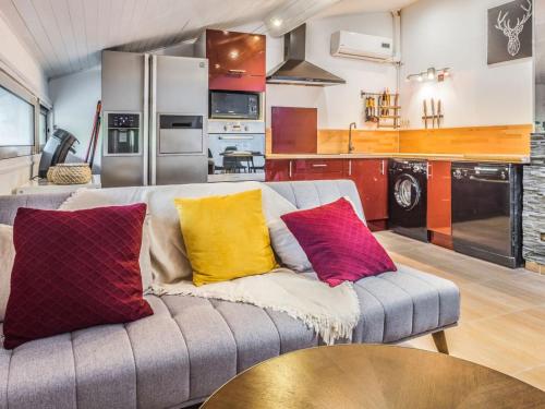 - un salon avec un canapé et des oreillers colorés dans l'établissement ☆ L'appart d'oie ☆ 2 pièces ☆ 50m du métro ☆ fibre, à Toulouse