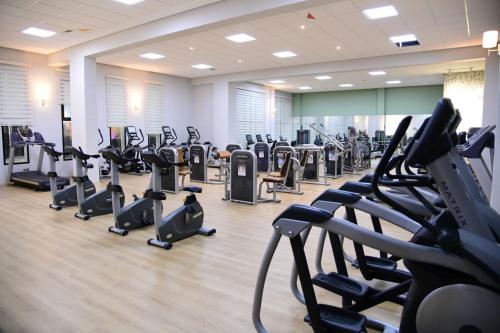 Eventi Club by cité des sports adarissa في فاس: صالة ألعاب رياضية مع صفوف من أجهزةالجري والأجهزة البيضية