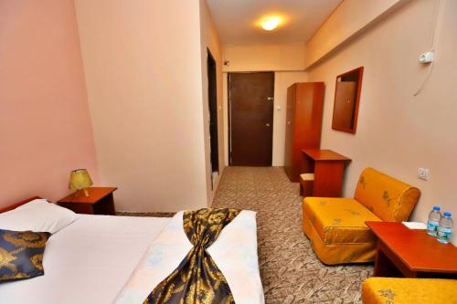 Un pat sau paturi într-o cameră la Karbeyaz Hotel & Resort