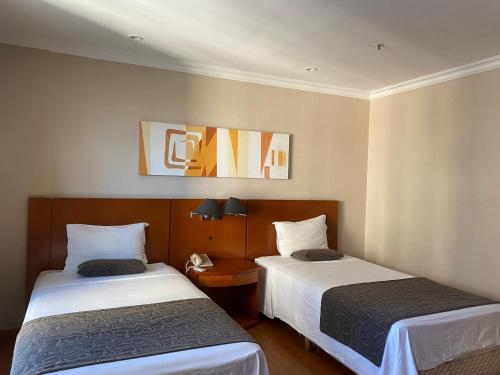 リオデジャネイロにあるFlat com balsa para Praiaのホテルルーム ベッド2台付