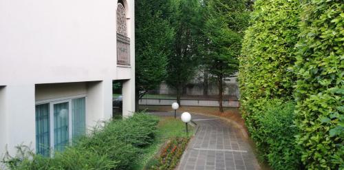 a walkway in front of a building next to a building at Casa vacanze LA MELA in Monza
