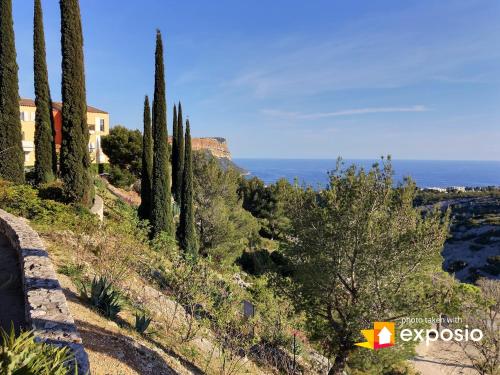 - une vue sur l'océan depuis une colline arborée dans l'établissement Le Pin Parasol à Cassis - Studio 3 personnes by K6, à Cassis