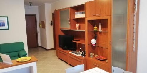 a room with a desk and a television in a room at Casa vacanze LA MELA in Monza