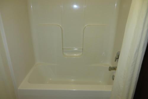 Ένα μπάνιο στο Hawthorn Extended Stay by Wyndham Seville