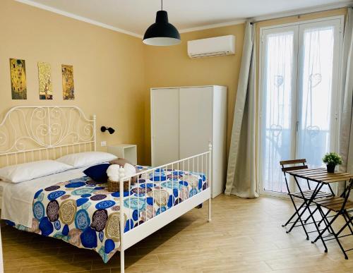 - une chambre avec un lit, une table et une table dans l'établissement Pindemonte Suites, à Palerme