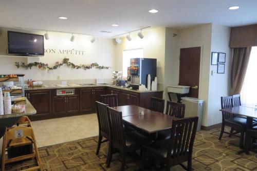 Η κουζίνα ή μικρή κουζίνα στο Hawthorn Extended Stay by Wyndham Seville