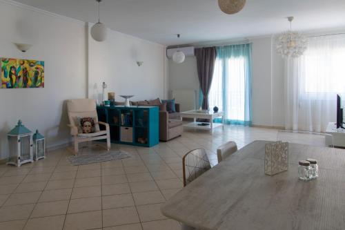sala de estar con mesa y sofá en Phos apartment, en Heraclión