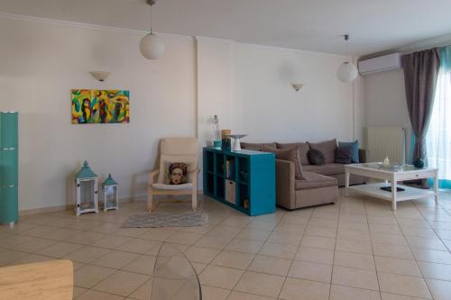 sala de estar con sofá y mesa en Phos apartment, en Heraclión