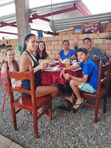 un grupo de personas sentadas alrededor de una mesa en Flor del Valle Posada, en Tarapoto