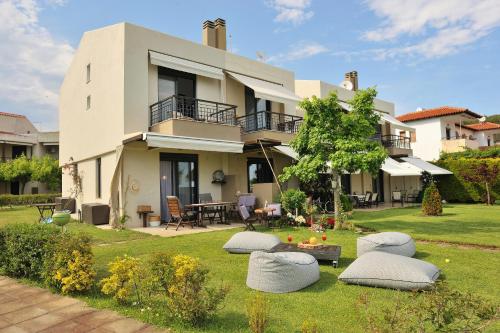 Κήπος έξω από το Seathon SeaFront Beach Villa in Kalamitsi