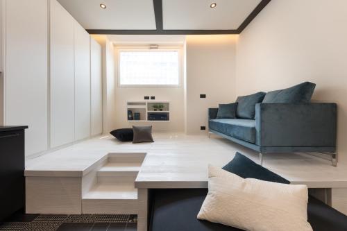 een woonkamer met een bank en een tafel bij Casa da Suite Icona in Milaan