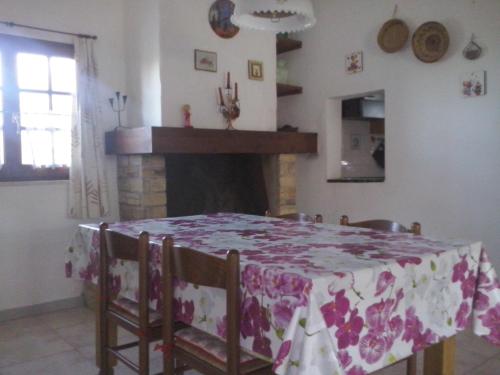 サンタンティーオコにあるCountry house La grande querciaのダイニングルーム(テーブル、暖炉付)