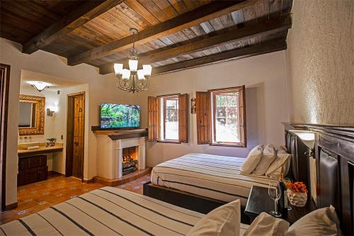 Postel nebo postele na pokoji v ubytování Hotel Boutique Hacienda Caudillos