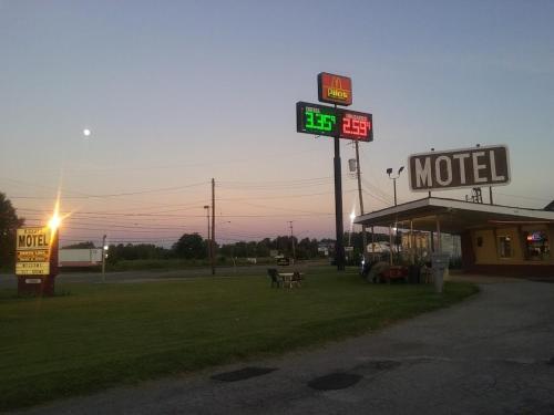 a motel sign in front of a gas station at Davis Motel in North Lima