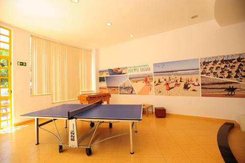 a ping pong table in the middle of a room at Caparica Sun Centre in Costa da Caparica