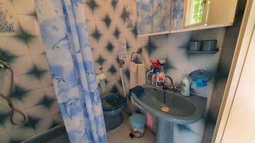 Un pequeño baño con lavabo y ducha. en Holiday home in Siofok - Balaton 19924, en Siófok