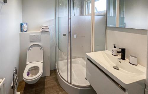 uma casa de banho com um chuveiro, um WC e um lavatório. em Waddenzee em Moddergat