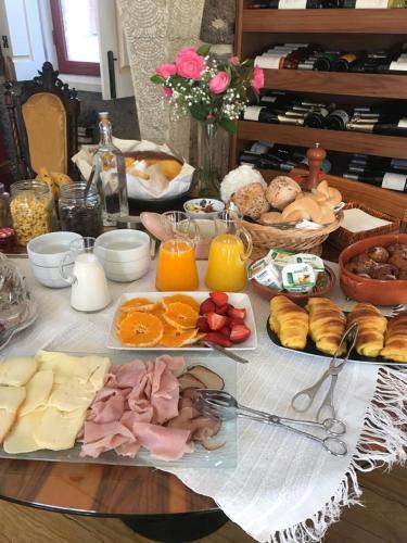 une table garnie de nourriture, de jus d'orange et de tranches d'orange dans l'établissement Quinta de Maderne, à Felgueiras