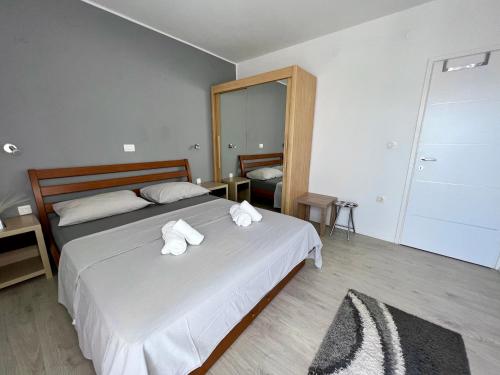 een slaapkamer met een bed met handdoeken erop bij Apartman LUNA Split Modern SEA VIEW Apartment in Split