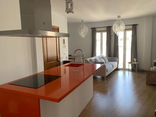 een keuken met een aanrecht en een woonkamer bij Casa el Jable in Arrecife