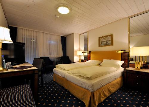A bed or beds in a room at Hotel Zum Bäcker