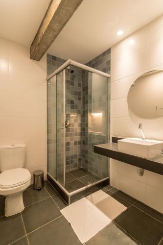 a bathroom with a shower and a toilet and a sink at Casa Do Gato Cinzento in Rio de Janeiro