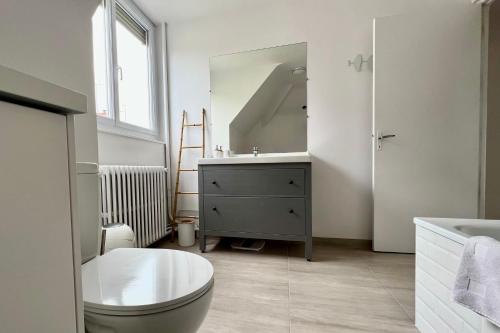 Ванная комната в La Triolette, maison chaleureuse, indépendante et refaite à neuf dans le Vieux Coutainville, tourisme ou télétravail