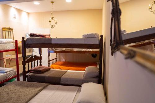 Trotamundos hostel Salta tesisinde bir ranza yatağı veya ranza yatakları