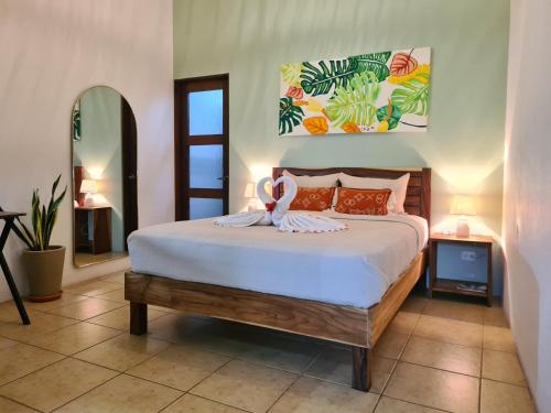 um quarto com uma cama grande num quarto em Trebolmar Apartments for remote work em Santa Teresa