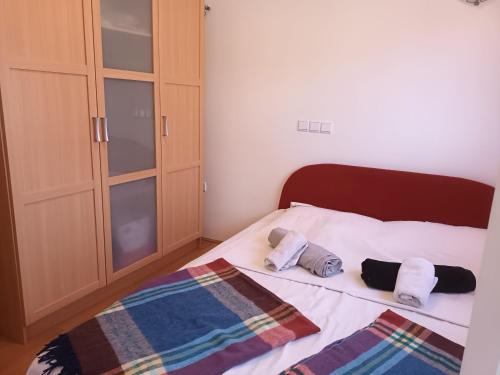 ein Schlafzimmer mit einem Bett mit Handtüchern darauf in der Unterkunft Apartment Alice in Pakoštane
