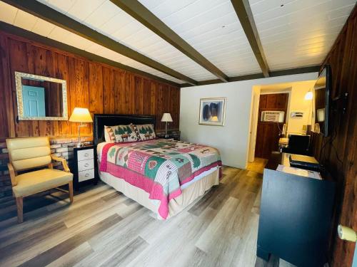Una cama o camas en una habitación de Riverfront Lodging