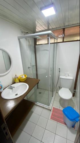 a bathroom with a shower and a sink and a toilet at Condomínio Eco Resort Lençóis in Barreirinhas