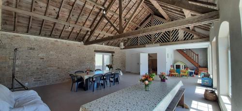 un grand salon avec une table et des chaises dans l'établissement 16 RDC maison 2ch-2SDB-2WC 6 personnes Les Gites Bigoudens, à Plonéour-Lanvern