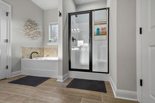 Koupelna v ubytování Central, New & Modern: Your space away from home!!