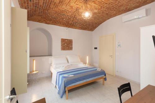 1 dormitorio con cama y techo de madera en B&B Torino Arcuri, en Turín