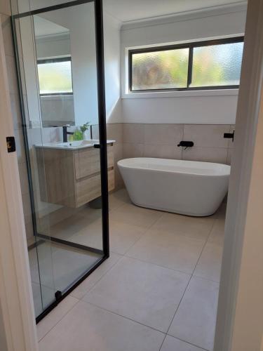 Um banheiro em Cheeky Emu Spacious Family Accommodation Halls Gap