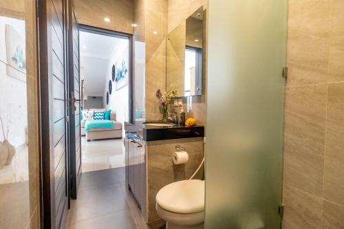 ein Badezimmer mit Toilette und Waschbecken in der Unterkunft Villa Alhena in Canggu