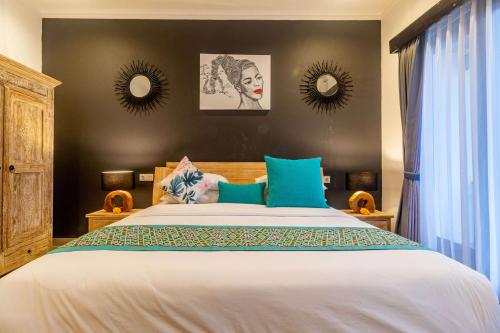 ein Schlafzimmer mit einem großen Bett mit zwei Spiegeln an der Wand in der Unterkunft Villa Alhena in Canggu