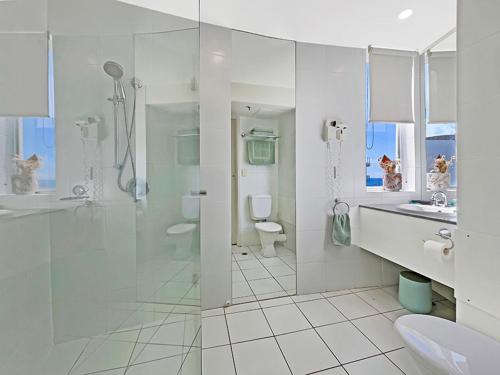 uma casa de banho com um chuveiro, um lavatório e um WC. em Seaside Stays Marcoola Private studio 2515 em Marcoola